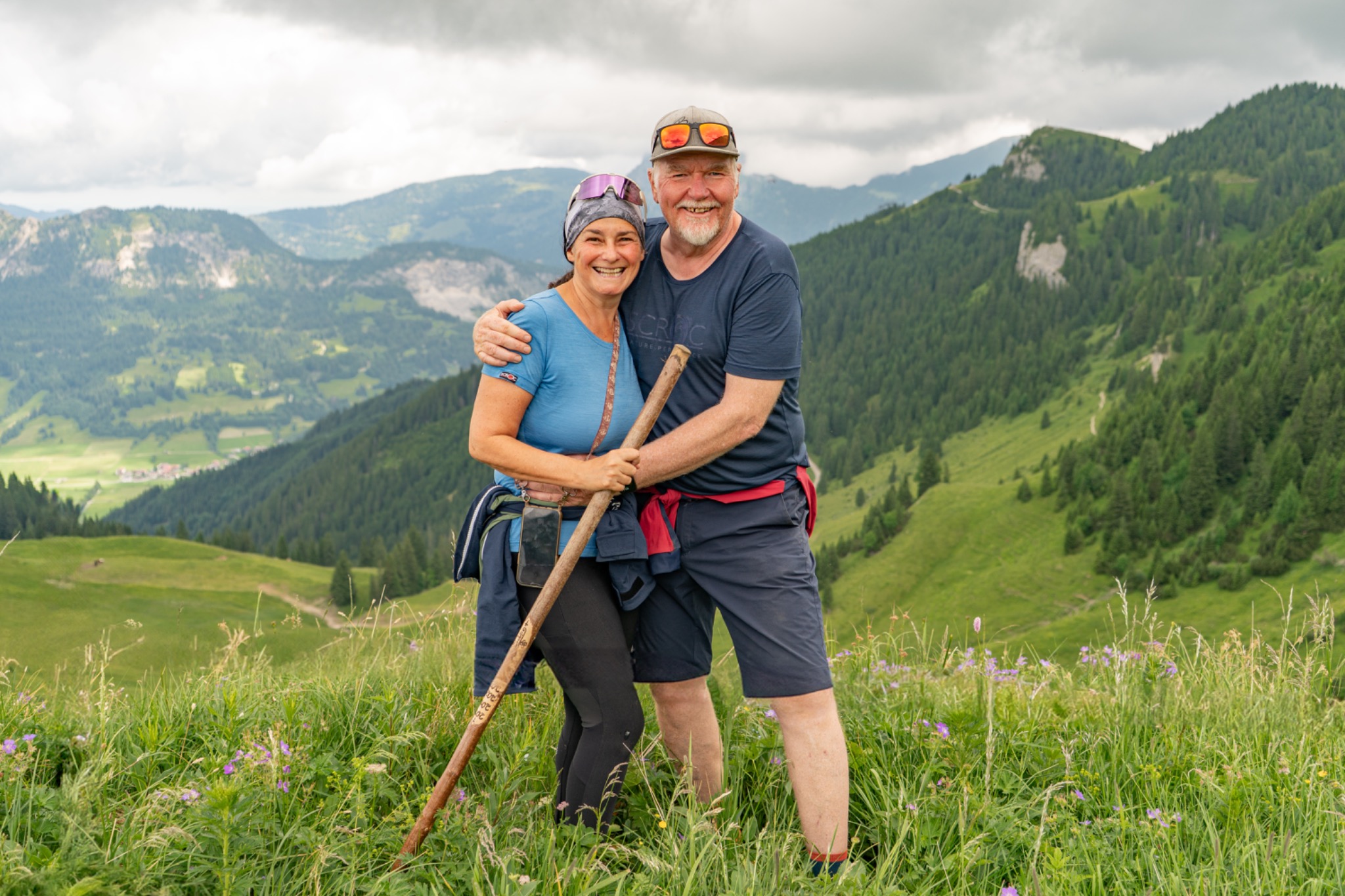 Yasemin und Gabriel gemeinsam auf der Usseralpe im Tannheimer Tal